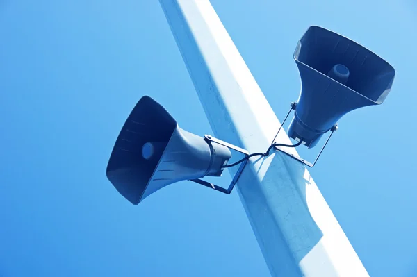 Loudspeakers on a blue sky background — Stock Photo, Image