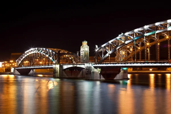 Ponte Bolsheohtinskiy di notte a San Pietroburgo. Russia — Foto Stock