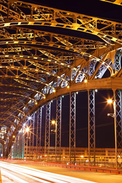 Stalen brug bij nacht — Stockfoto