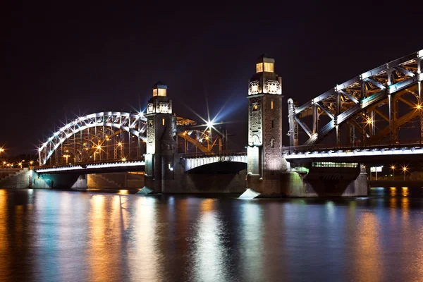 在晚上的钢桥 免版税图库照片