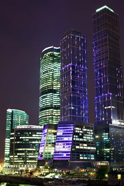 Arranha-céus em um centro de negócios à noite — Fotografia de Stock