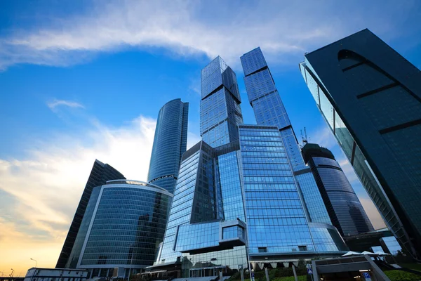 Rascacielos en el centro de negocios — Foto de Stock