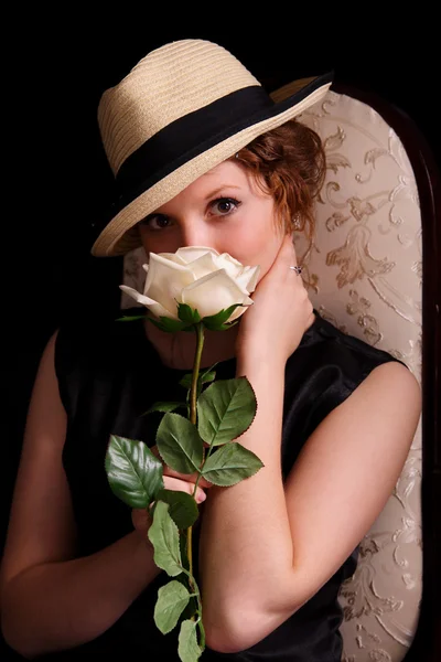 Hyggelig kvinne med en rose. – stockfoto