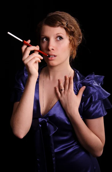 Vrouw met een sigaret — Stockfoto