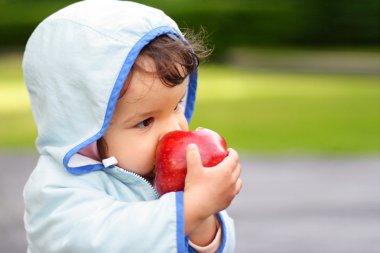 Apple ile çocuk