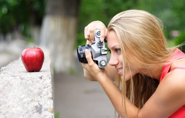 Фотограф и яблоко — стоковое фото