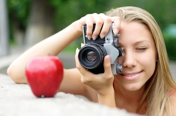 Photographer and apple — Stock Photo, Image