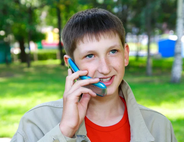 Junge mit Handy — Stockfoto