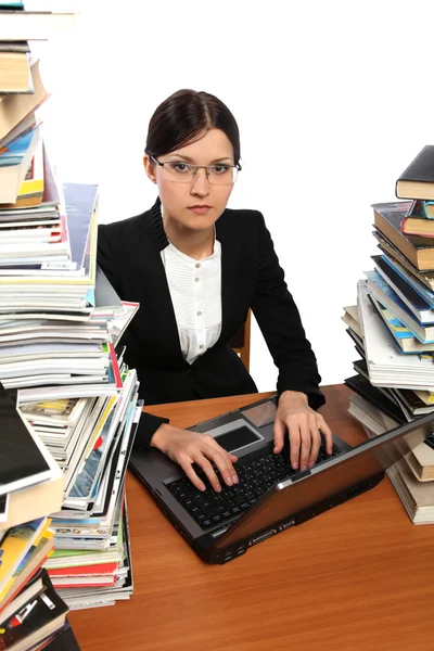 Meisje, computer, en een heleboel boeken — Stockfoto