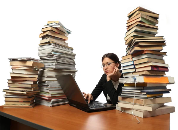 Meisje, computer, en een heleboel boeken — Stockfoto