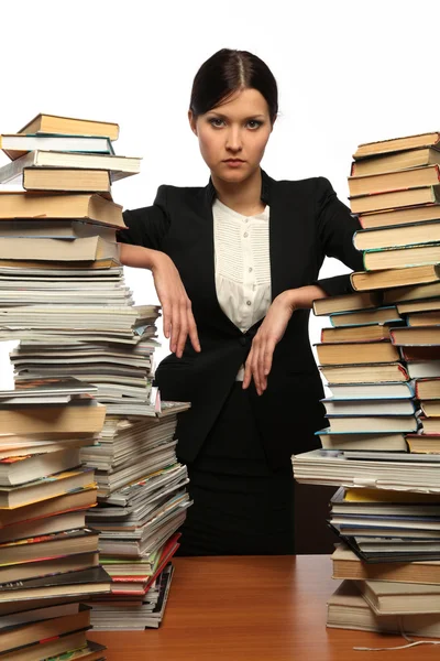 Meisje en twee grote stapels boeken — Stockfoto