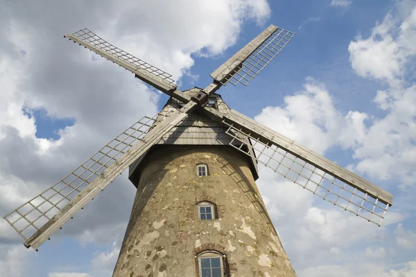 Velho moinho de vento e céu azul — Fotografia de Stock