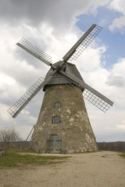 Velho moinho de vento e céu azul — Fotografia de Stock