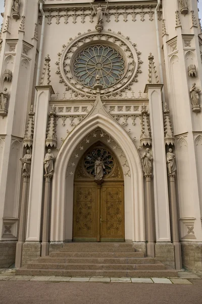 Portal da igreja pseudo-gótica — Fotografia de Stock
