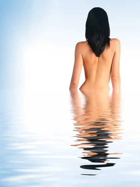 Schöne junge Frau halb im Wasser — Stockfoto