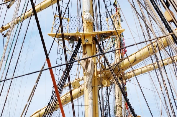 Yelkenli gemi direği ve adam kabloları — Stok fotoğraf