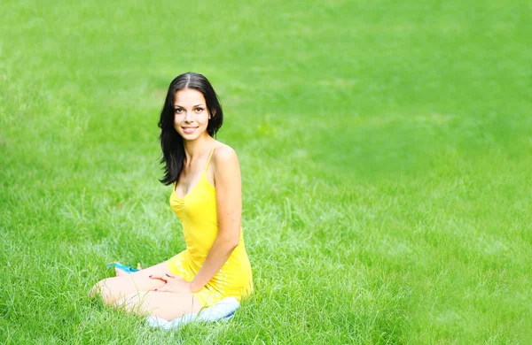 Sexy brunetka na trawie — Zdjęcie stockowe
