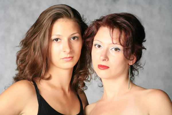 Pár nők - szőke, a barna ellen — 스톡 사진