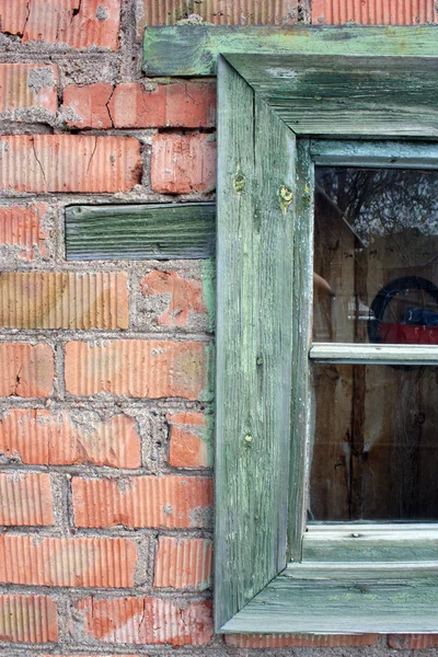 窓のあるレンガの壁 — ストック写真