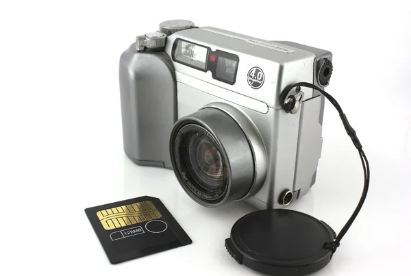 Câmera digital antiga e cartão de memória — Fotografia de Stock