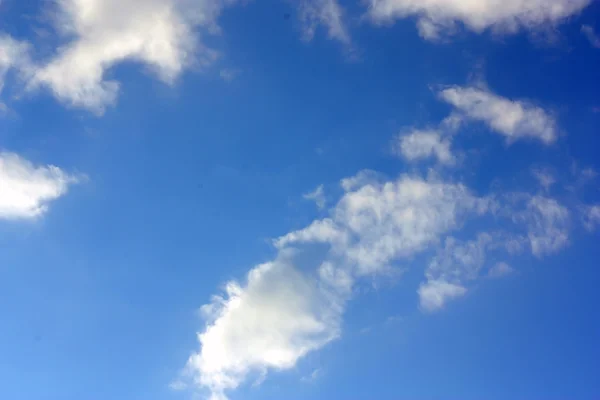 Блакитне небо з хмарою — стокове фото