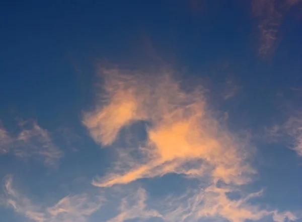 Вечірнє небо з абстрактними хмарами — стокове фото