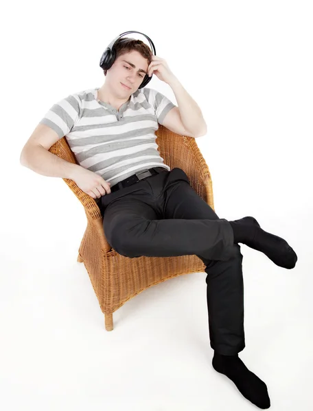 Młody człowiek jest relaks na fotelu — Zdjęcie stockowe