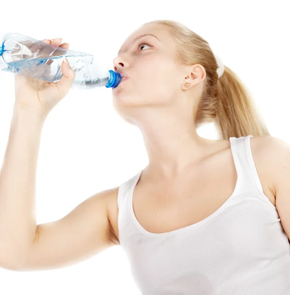 Junge Blondine trinkt Wasser — Stockfoto
