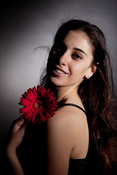 붉은 꽃과 매력적인 여자 — 스톡 사진