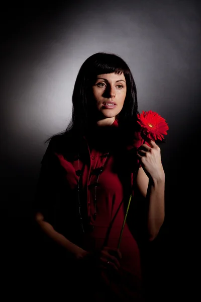 Piros virág, vonzó nő — Stock Fotó