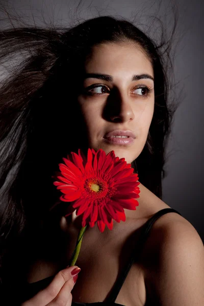 Piros virág, vonzó nő — Stock Fotó