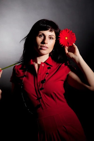 有吸引力的女人与红色花 — 图库照片