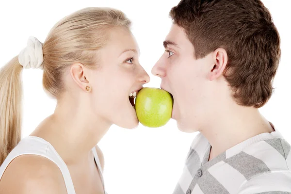 Apple ile genç bir çift — Stok fotoğraf