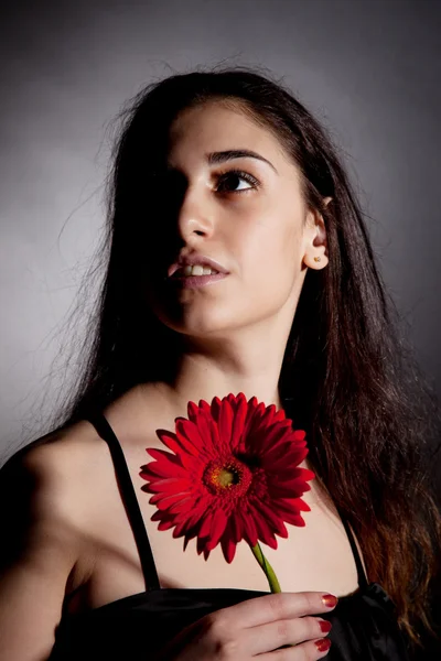 Mujer atractiva con flor roja —  Fotos de Stock