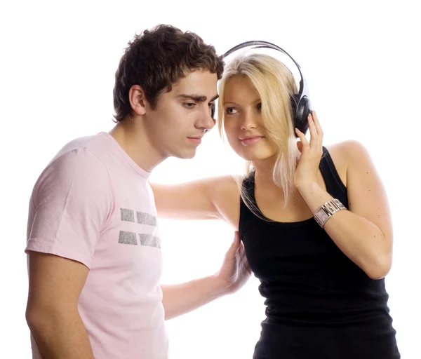 Młoda para ze słuchawkami — Zdjęcie stockowe