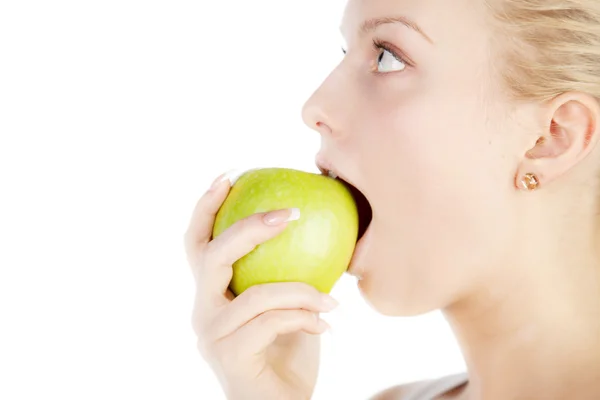 Ung blondin med äpple — Stockfoto
