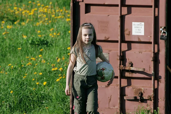 Tânără fată în ziua de vară . — Fotografie, imagine de stoc