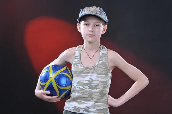 Menino de dez anos com uma bola — Fotografia de Stock