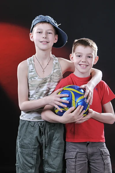 Bir top ile iki gülen çocuk — Stok fotoğraf