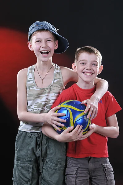 Dois garotos rindo com uma bola — Fotografia de Stock