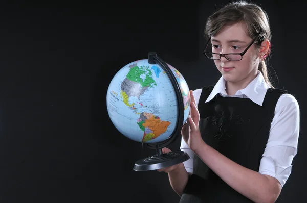 Schoolmeisje en globe — Stockfoto