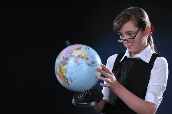 Schoolmeisje en globe — Stockfoto