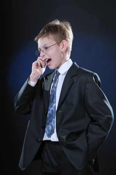 Мальчик в костюме на мобильнике — стоковое фото