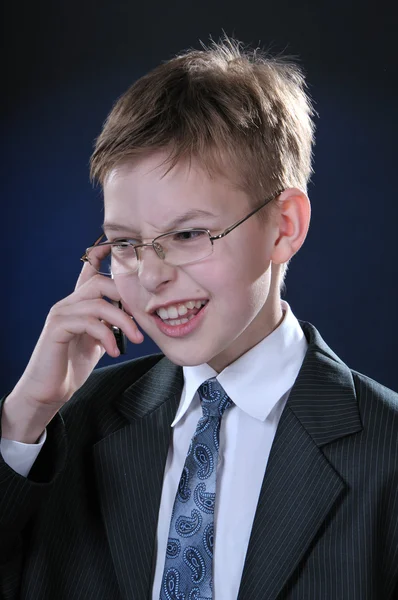 Chlapec v obleku na mobil — Stock fotografie