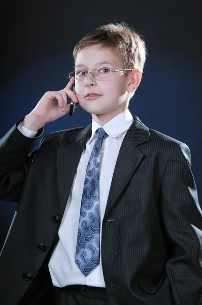 Мальчик в костюме на мобильнике — стоковое фото