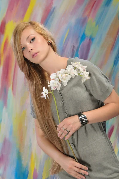 Portrait de belle fille avec orchidée blanche — Photo