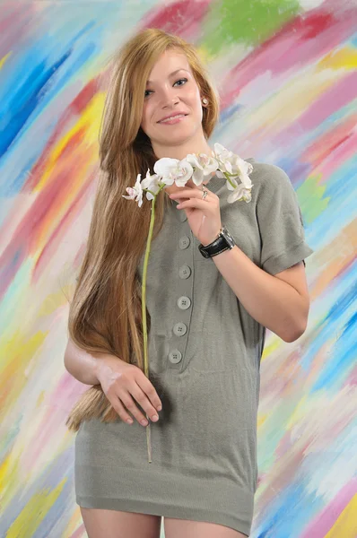 Retrato de hermosa chica con orquídea blanca — Foto de Stock