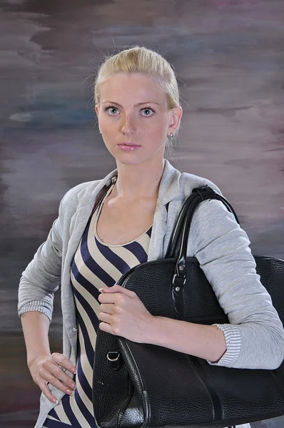 Młoda kobieta 20-25 lat z torba na drodze — Zdjęcie stockowe