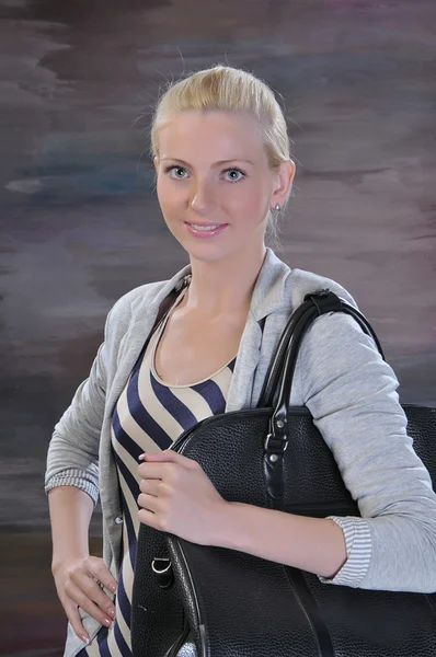 Młoda kobieta 20-25 lat z torba na drodze — Zdjęcie stockowe