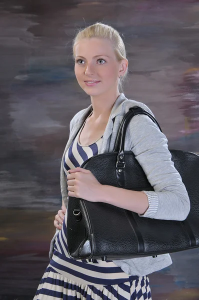 Mujer joven 20-25 años con bolsa de camino — Foto de Stock